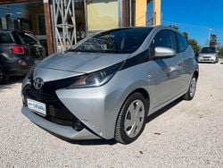 Grigio Usata 2017 Toyota Aygo Due volumi | 7990 € (Buon prezzo)