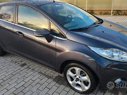 Grigio Usata 2010 Ford Fiesta Titanium Tre volumi | 3500 € (Buon prezzo)