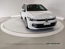 Azzurro Nuova 2025 VW Golf VIII Tre volumi | 32.750 € (Buon prezzo)