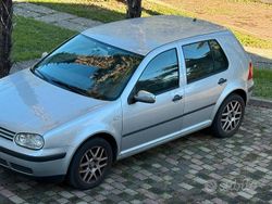 Grigio Usata 2001 VW Golf IV Tre volumi | 2000 € (Buon prezzo)