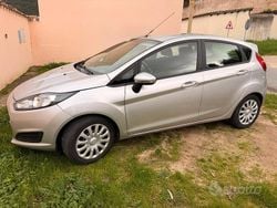 Grigio Usata 2015 Ford Fiesta Tre volumi | 8500 € (Buon prezzo)