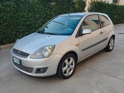 Grigio Usata 2007 Ford Fiesta Ghia Tre volumi | 2500 € (Buon prezzo)