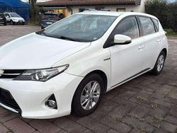 Bianco Usata 2013 Toyota Auris Hybrid Tre volumi | 7990 € (Buon prezzo)