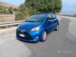 Blu Usata 2017 Toyota Yaris Tre volumi | 10.000 € (Buon prezzo)
