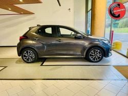 Grigio Usata 2024 Toyota Yaris Hybrid Trend Tre volumi | 19.990 € (Buon prezzo)