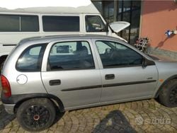 Grigio Usata 2001 Opel Corsa Tre volumi | 600 € (Buon prezzo)