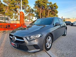 Grigio Usata 2018 Mercedes A180 Tre volumi | 16.980 € (Ottimo prezzo)