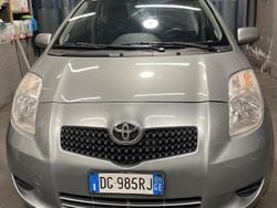 Grigio Usata 2007 Toyota Yaris Tre volumi | 3900 € (Buon prezzo)