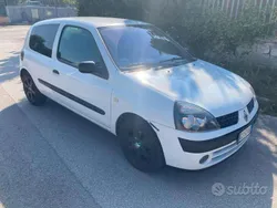 Grigio Usata 2003 Renault Clio II Privilege Tre volumi | 2800 € (Molto cara)