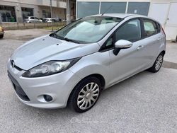 Argento Usata 2010 Ford Fiesta Tre volumi | 4300 € (Buon prezzo)