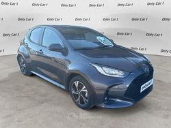 Grigio Nuova 2025 Toyota Yaris Hybrid Trend Tre volumi | 19.890 € (Buon prezzo)