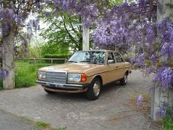 Beige Usata 1977 Mercedes 200 Tre volumi | 6900 €