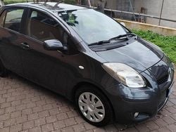 Grigio Usata 2010 Toyota Yaris Sol Tre volumi | 3490 € (Buon prezzo)