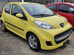 Giallo pastello Usata 2012 Peugeot 107 Urban Move Due volumi | 5900 € (Buon prezzo)