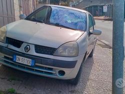 Grigio Usata 2004 Renault Clio II Due volumi | 680 € (Ottimo prezzo)