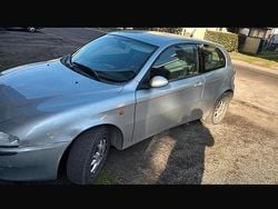 Grigio Usata 2000 Alfa Romeo 147 Due volumi | 1900 €