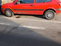 Rosso Usata 2000 Ford Fiesta Tre volumi | 950 €