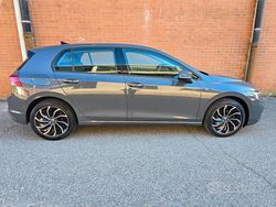 Grigio Usata 2021 VW Golf VIII Life Tre volumi | 15.900 € (Ottimo prezzo)