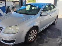 Usata 2005 VW Jetta Tre volumi | 2000 €