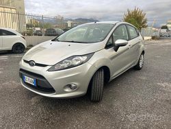 Grigio Usata 2011 Ford Fiesta Due volumi | 5500 € (Buon prezzo)