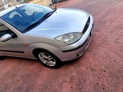 Usata 2002 Ford Focus Zetec Tre volumi | 1000 € (Buon prezzo)