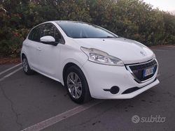 Bianco Usata 2014 Peugeot 208 Due volumi | 4400 € (Buon prezzo)