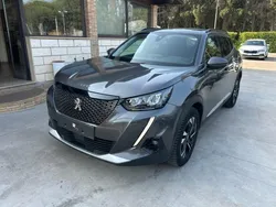 Grigio scuro Usata 2021 Peugeot 2008 Allure SUV | 18.999 € (Buon prezzo)