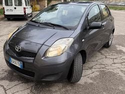 Grigio Usata 2010 Toyota Yaris Tre volumi | 3490 € (Ottimo prezzo)