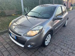 Grigio Usata 2010 Renault Clio II Tre volumi | 2300 € (Ottimo prezzo)