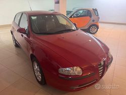 Rosso Usata 2003 Alfa Romeo 147 Distinctive Due volumi | 3999 € (Molto cara)