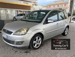 Grigio Usata 2007 Ford Fiesta Tre volumi | 2099 € (Buon prezzo)