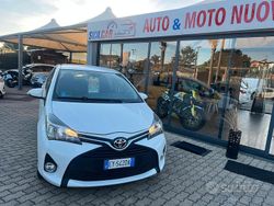 Bianco Usata 2015 Toyota Yaris Lounge Tre volumi | 7900 € (Buon prezzo)