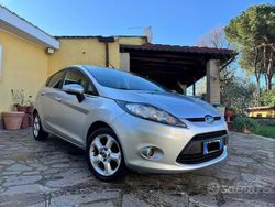 Grigio Usata 2010 Ford Fiesta Titanium Tre volumi | 4500 € (Buon prezzo)