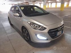 Grigio Usata 2015 Hyundai i30 Tre volumi | 7900 € (Buon prezzo)