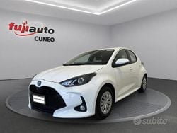 Super white gloss Usata 2023 Toyota Yaris Hybrid Active Due volumi | 15.400 € (Super prezzo)