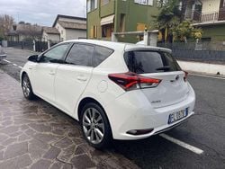 Grigio Usata 2017 Toyota Auris Hybrid Lounge Tre volumi | 9200 € (Buon prezzo)
