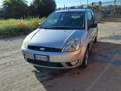 Usata 2003 Ford Fiesta Due volumi | 1500 € (Buon prezzo)