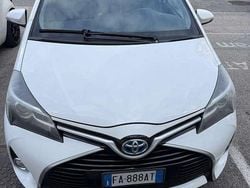 Usata 2015 Toyota Yaris Hybrid Style Tre volumi | 11.000 € (Buon prezzo)