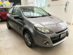Grigio Usata 2011 Renault Clio III Dynamique Tre volumi | 3690 € (Buon prezzo)