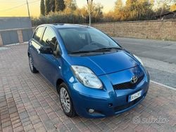 Blu Usata 2011 Toyota Yaris Tre volumi | 4990 € (Buon prezzo)