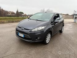 Blu Usata 2010 Ford Fiesta Tre volumi | 3900 € (Buon prezzo)