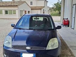 Usata 2004 Ford Fiesta Ghia Due volumi | 1300 € (Buon prezzo)
