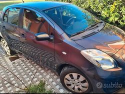 Grigio Usata 2011 Toyota Yaris Tre volumi | 1900 € (Ottimo prezzo)