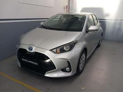 Silver met Usata 2021 Toyota Yaris Hybrid Active Tre volumi | 15.900 € (Ottimo prezzo)