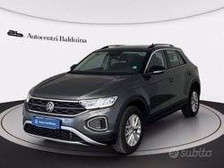 Grigio indyum/tetto nero Usata 2024 VW T-Roc Life SUV | 25.900 € (Buon prezzo)