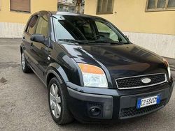 Usata 2006 Ford Fusion Collection Monovolume | 2300 € (Molto cara)