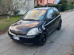 Nero Usata 2000 Toyota Yaris Due volumi | 900 € (Buon prezzo)