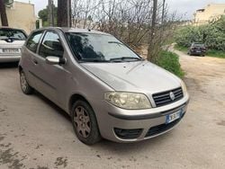 Grigio Usata 2004 Fiat Punto Tre volumi | 990 € (Ottimo prezzo)