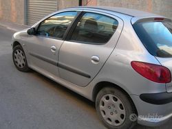 Usata 2005 Peugeot 206 Tre volumi | 2000 € (Buon prezzo)