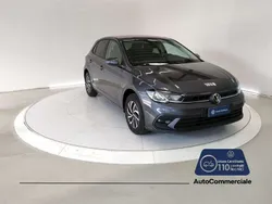 Grigio scuro Nuova 2024 VW Polo Life Tre volumi | 20.900 € (Buon prezzo)